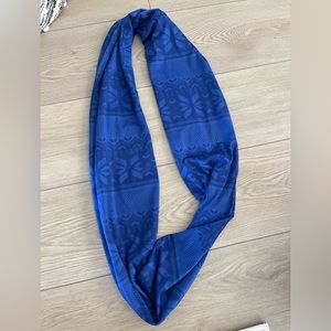 Thread 4 thought blue snowflake infinity scarf